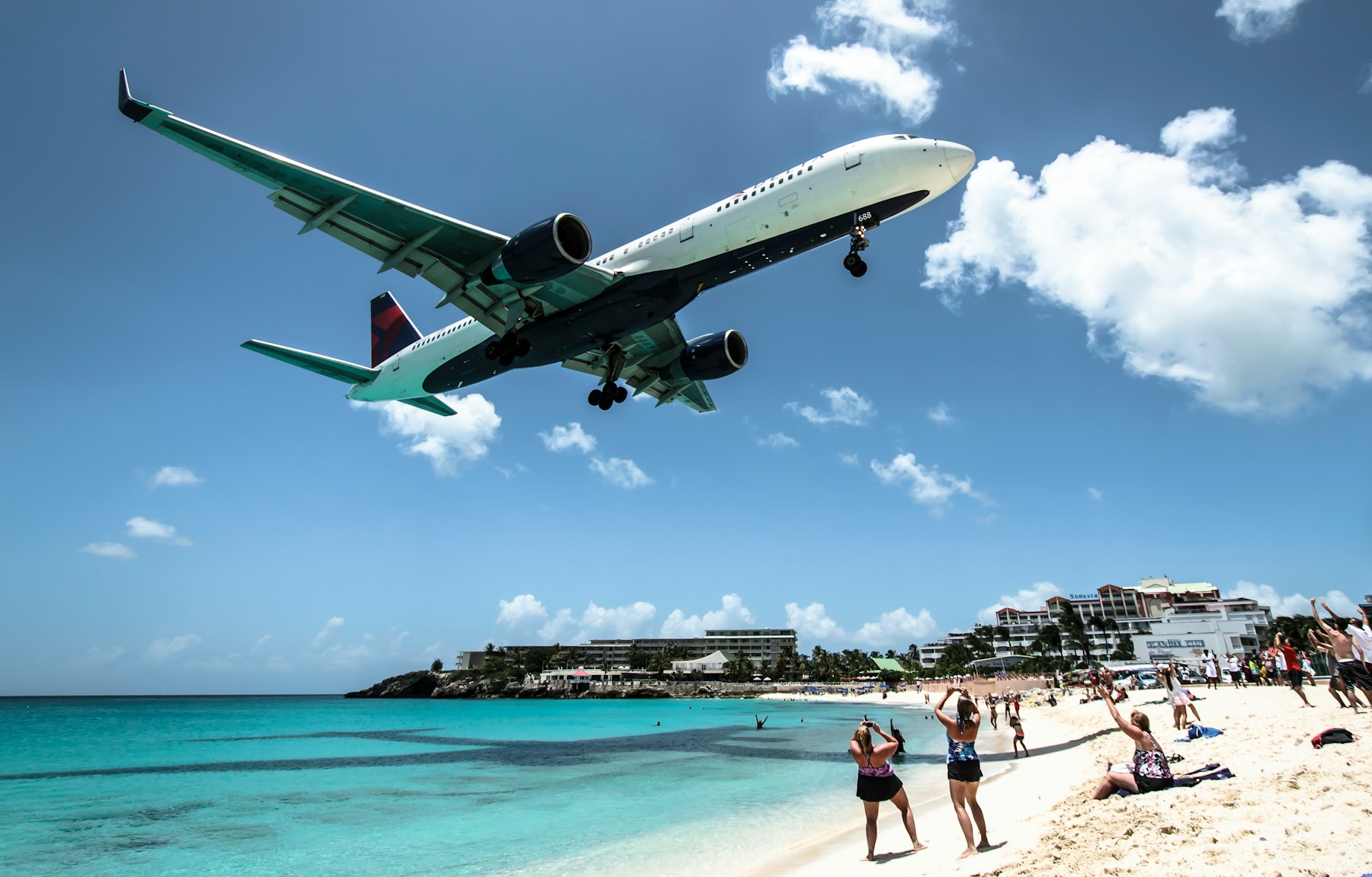 圣马丁 Maho Beach 上空的低空飞机